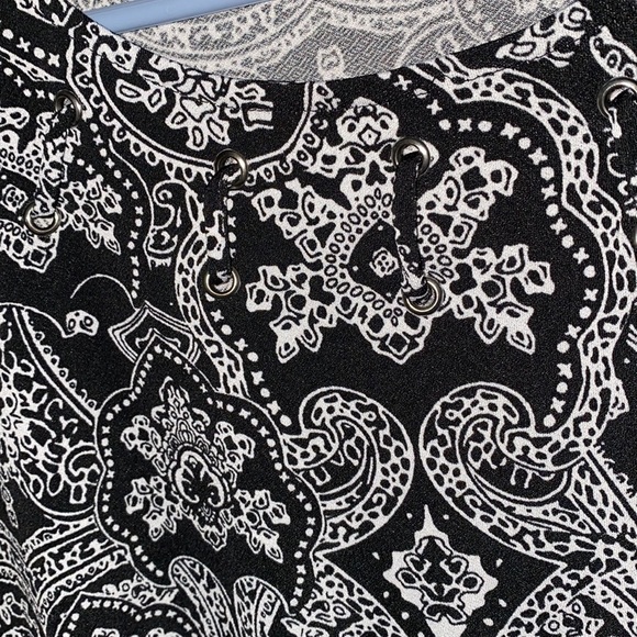 SLEEVELESS black and white blouse - Picture 4 of 6